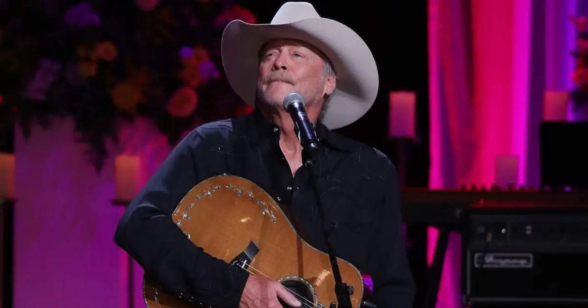 Alan Jackson sostenint la seva guitarra a l'escenari durant un concert