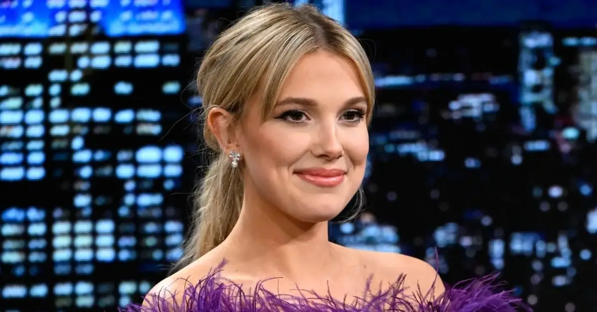 인터뷰 중인 밀리 바비 브라운