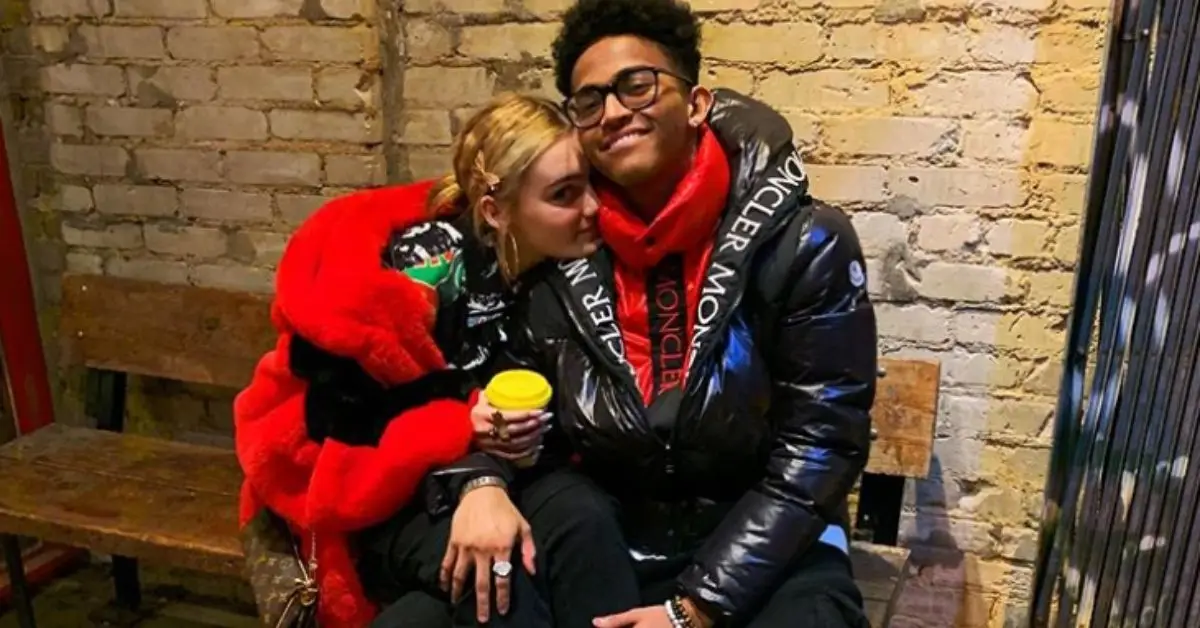 Meg Donnelly och Noah Zulfikar sitter tillsammans och ler