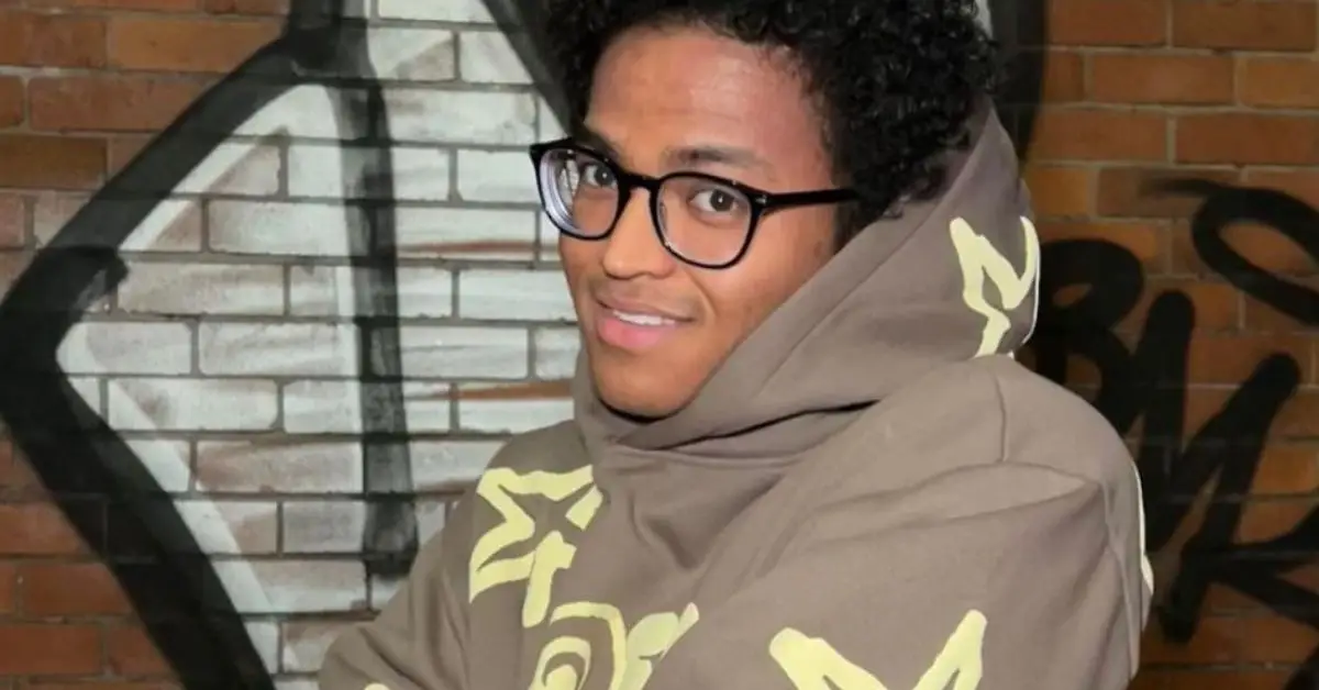 Noah Zulfikar klädd i en tröja och ler