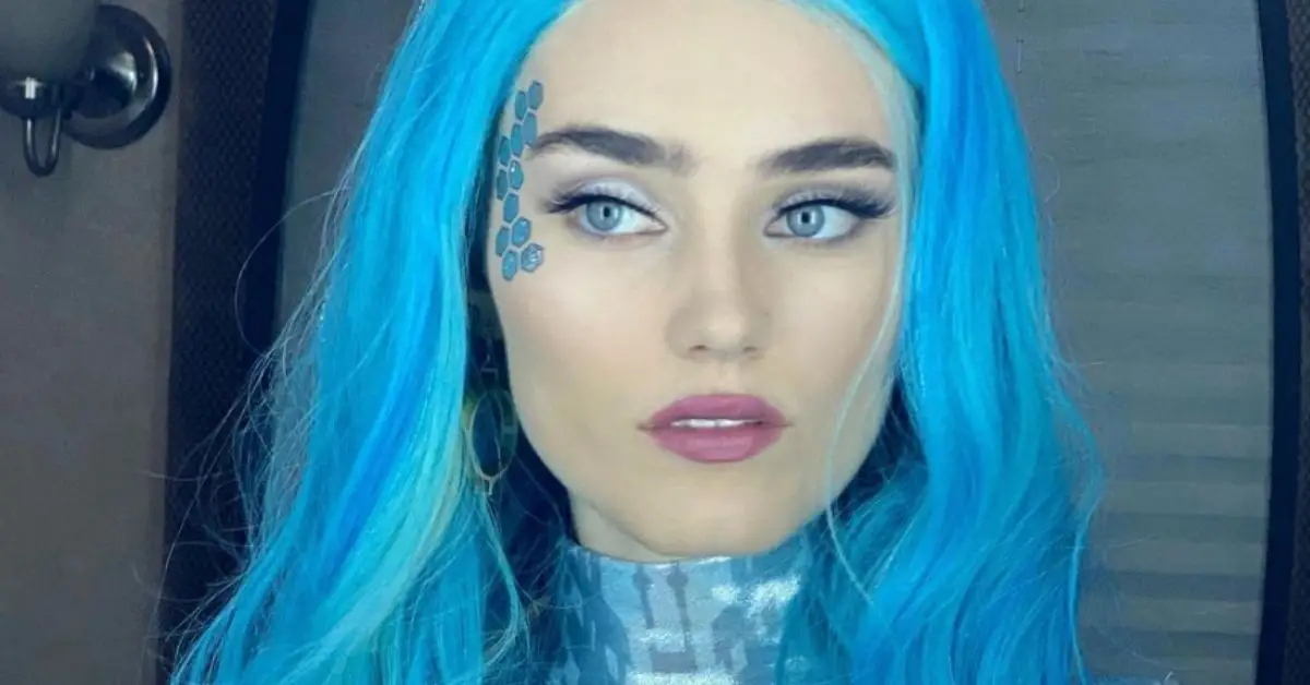 Meg Donnelly med blått hår i Zombies 2