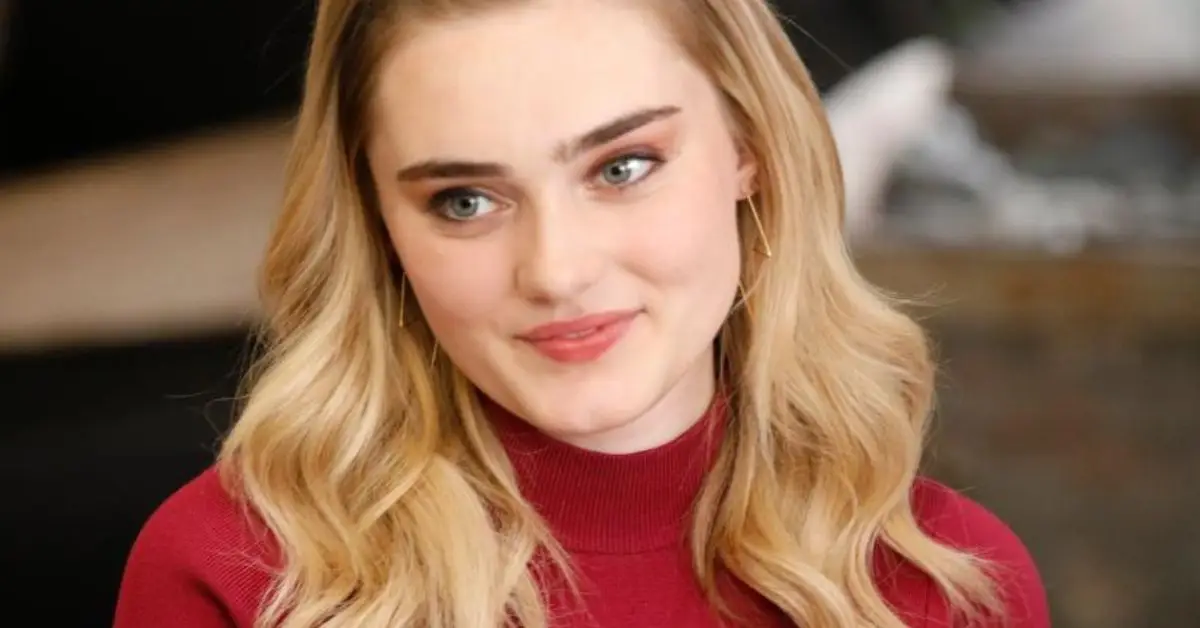 Meg Donnelly som Taylor ler i American Housewife