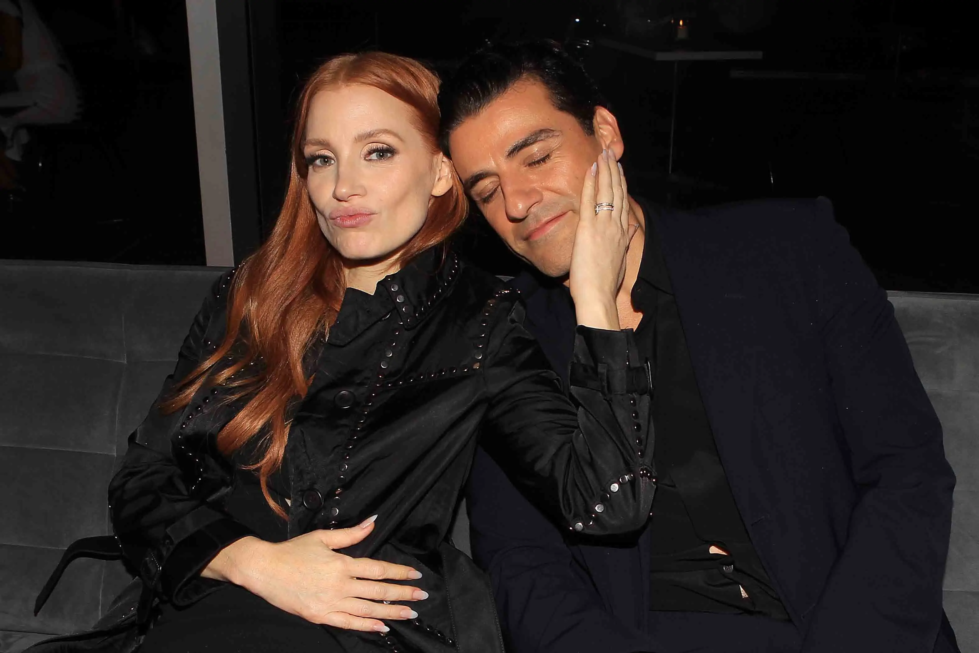 Jessica Chastain et Oscar Isaac lors des scènes d'une projection finale du tapis rouge de mariage.