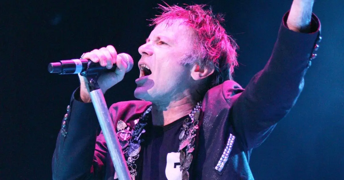 Bruce Dickinson synger i en mikrofon
