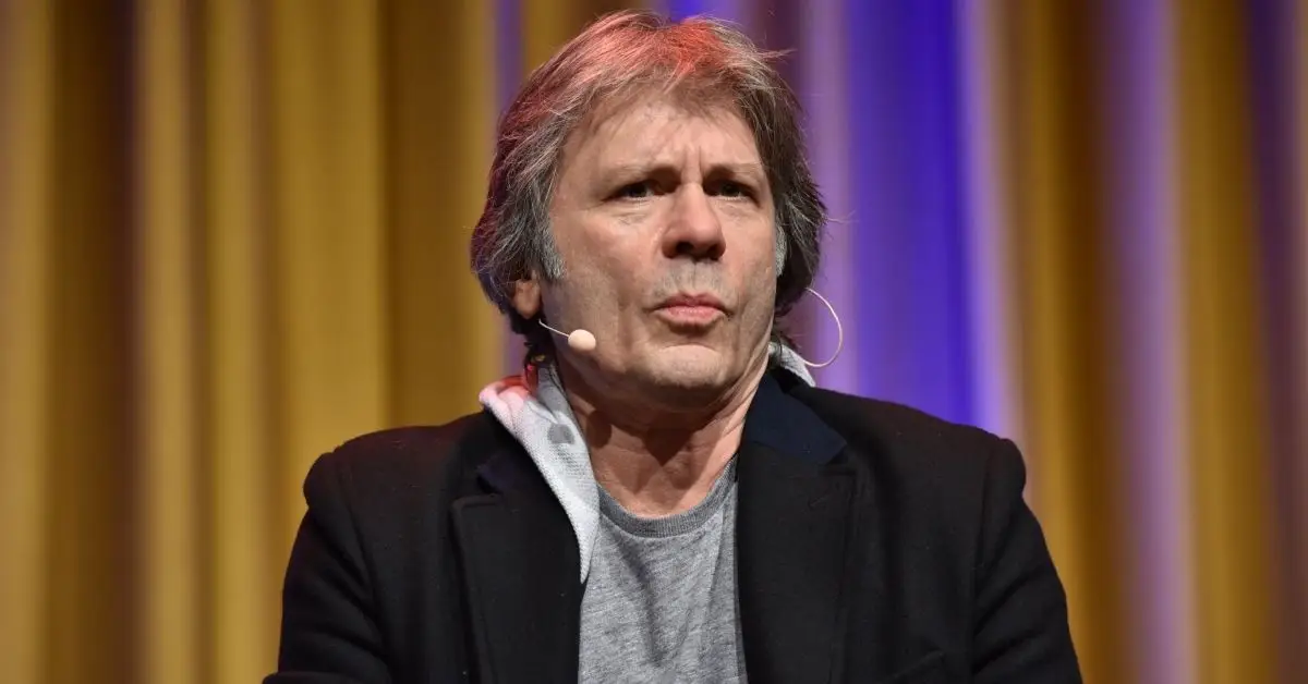 Bruce Dickinson ser alvorlig på en begivenhed