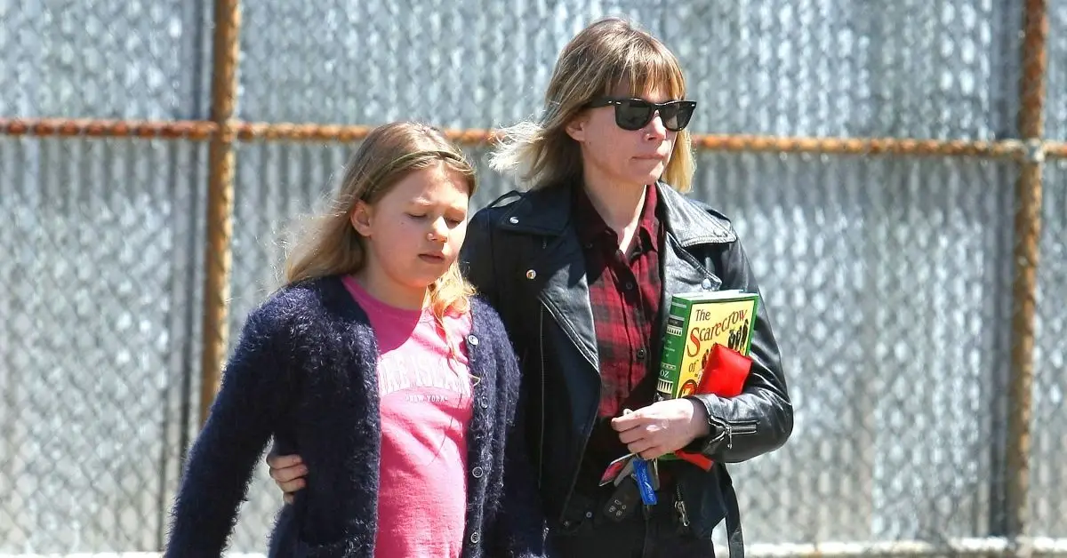 Matilda Ledger et Michelle Williams marchant