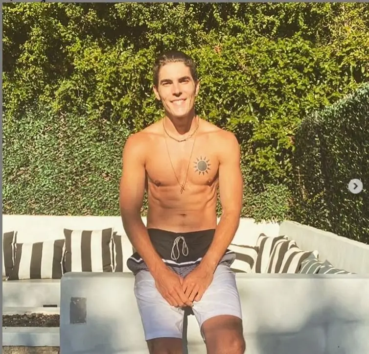 Bennett Sipes posiert im Badeanzug