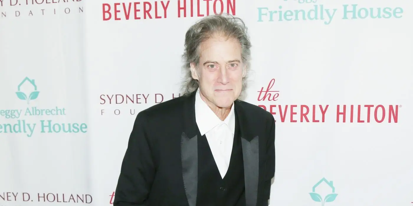 Richard Lewis na červenom koberci