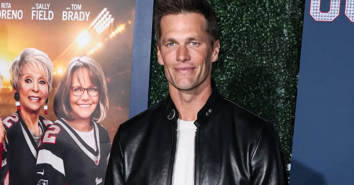 Tom Brady de pie en la alfombra roja del estreno de una película