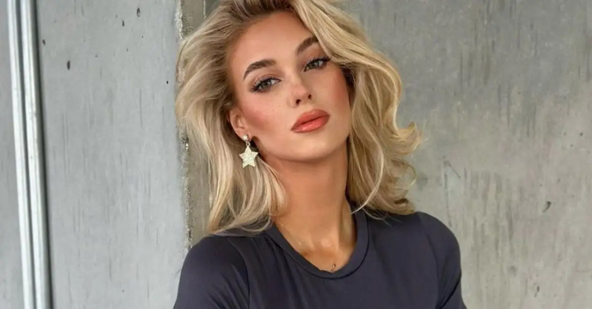 Veronika Rajek con una expresión seria en su rostro.