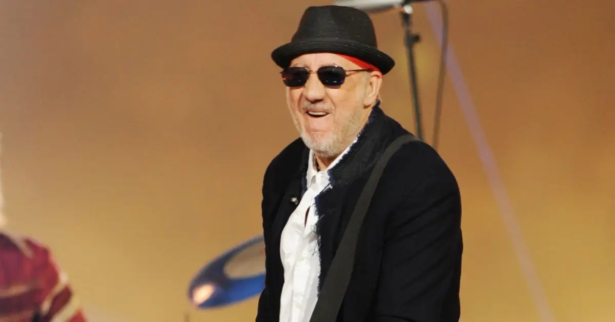 Pete Townshend somrient i actuant amb The Who