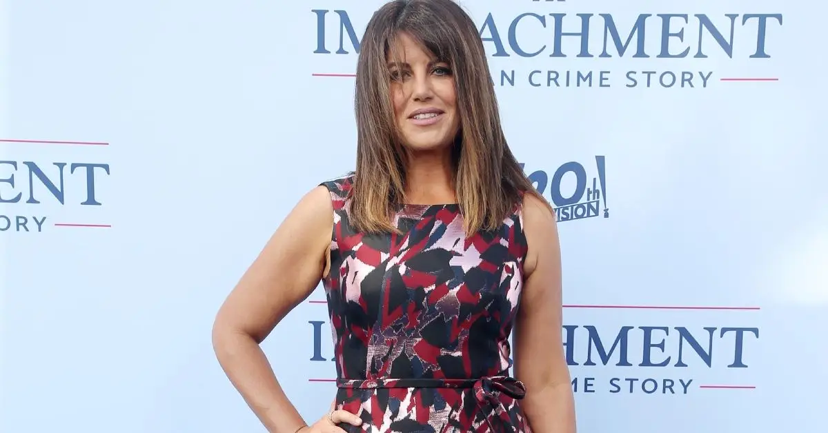 Monica Lewinsky stojící na červeném koberci