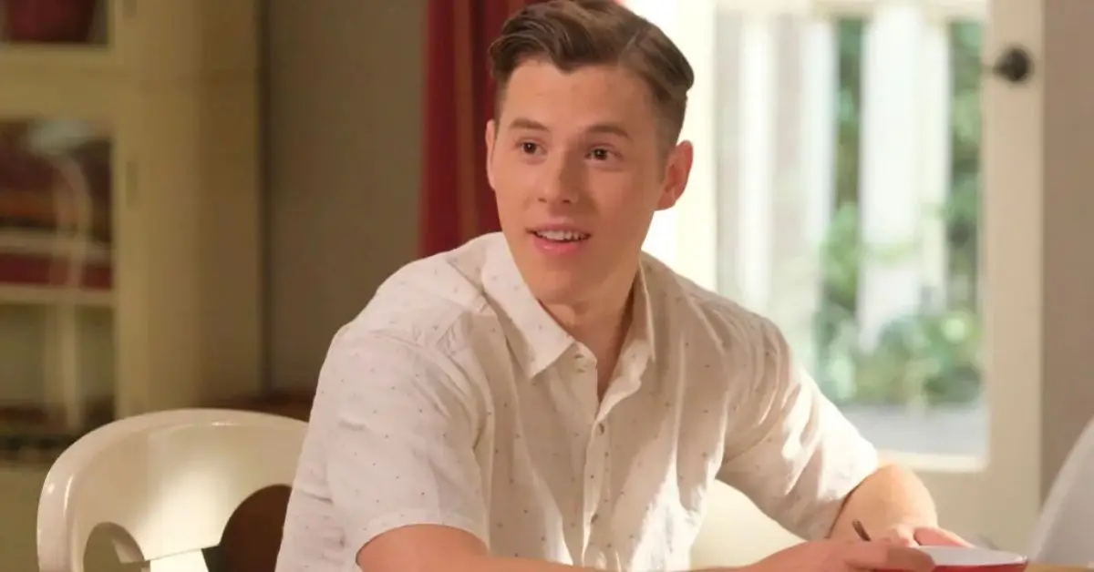 Nolan Gould in una scena di Modern Family