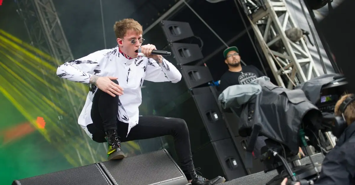 머신건 켈리(Machine Gun Kelly)는 강렬한 운동과 이상한 건강 관리법으로 신체를 변화시켰습니다.