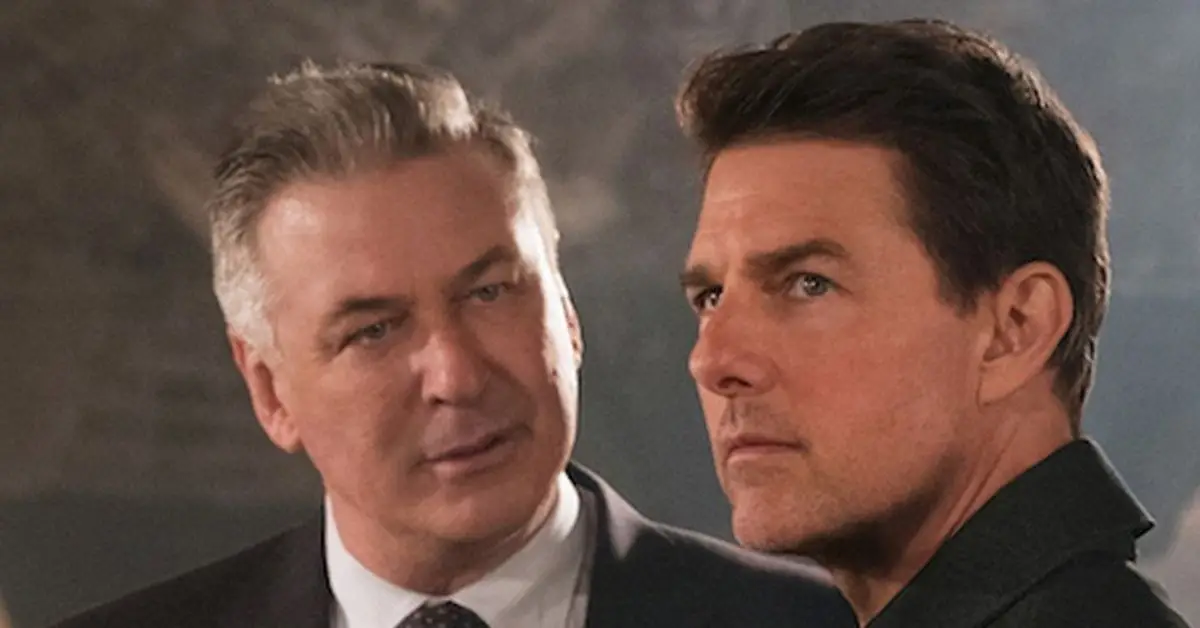 Alec Baldwin wpatrujący się w Toma Cruise'a