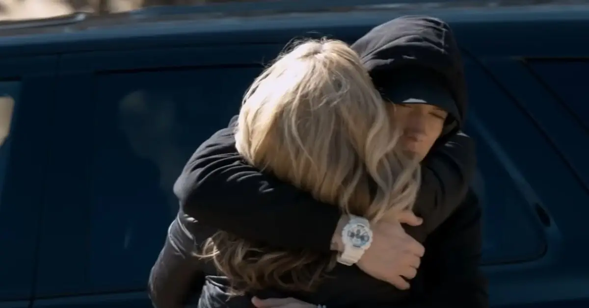 אמינם מחבק מישהו