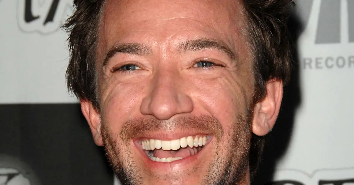 David Faustino sorride su un tappeto rosso