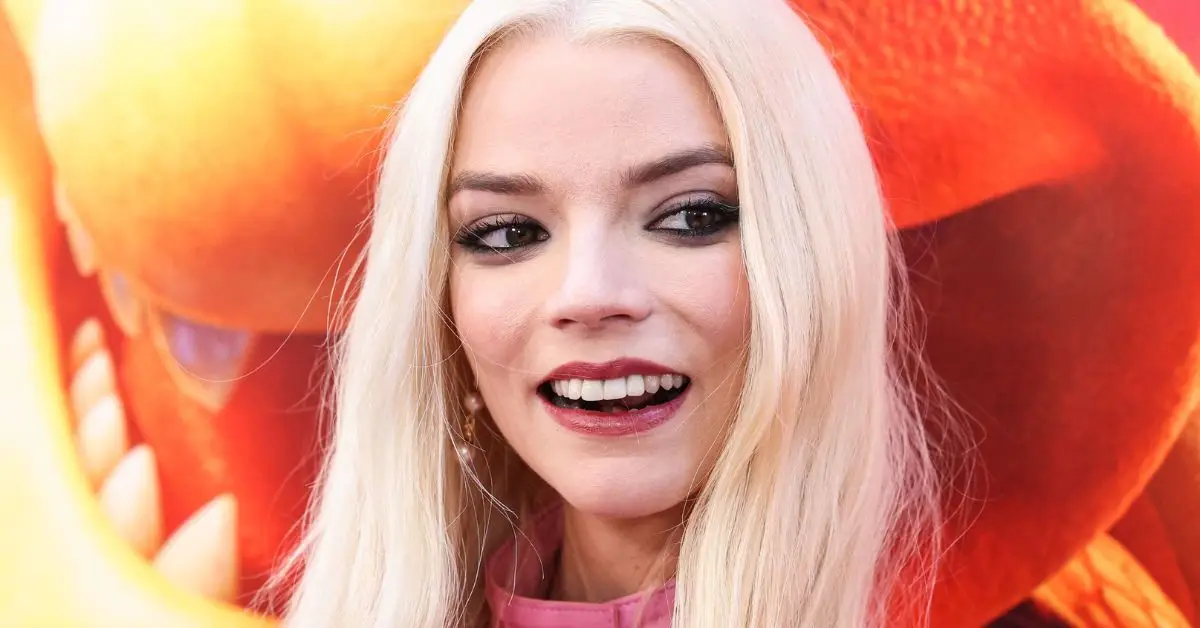 Anya Taylor-Joy skrattar