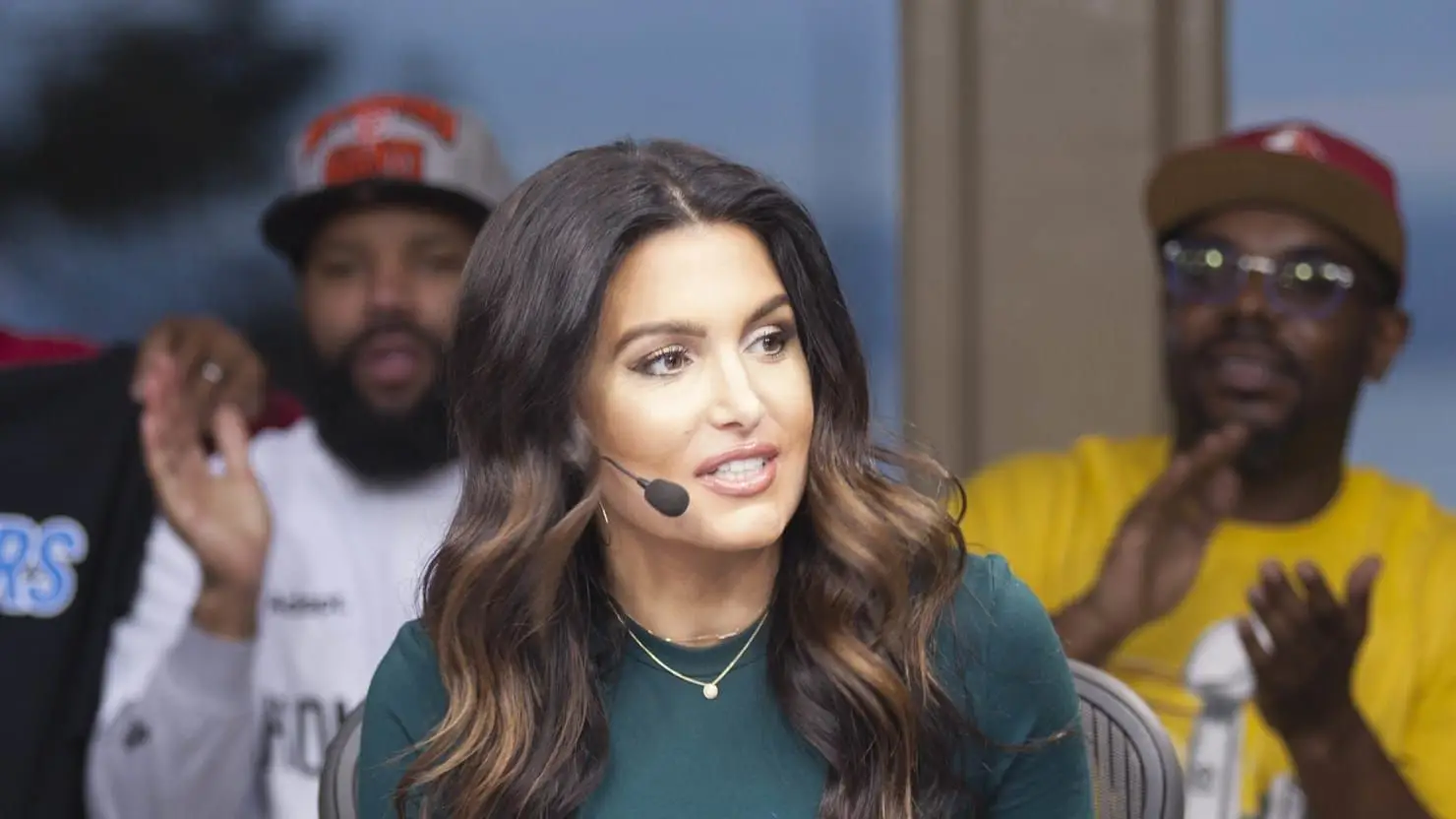 מולי קרים עונדת מיקרופון על הסט עם ESPN