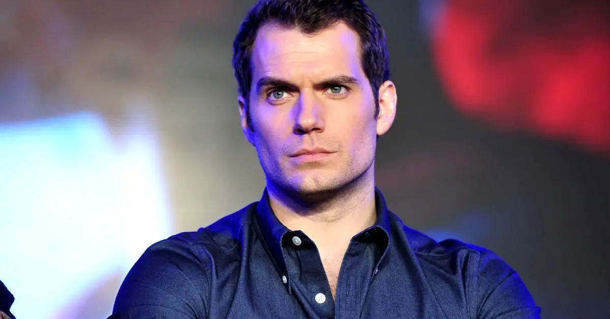 Henry Cavill asiste a una rueda de prensa para promocionar Batman v Superman: Dawn of Justice