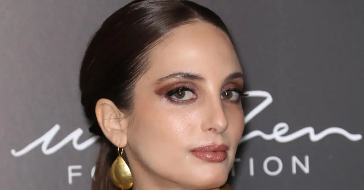Alexa Ray Joel blickt ernst auf eine Veranstaltung