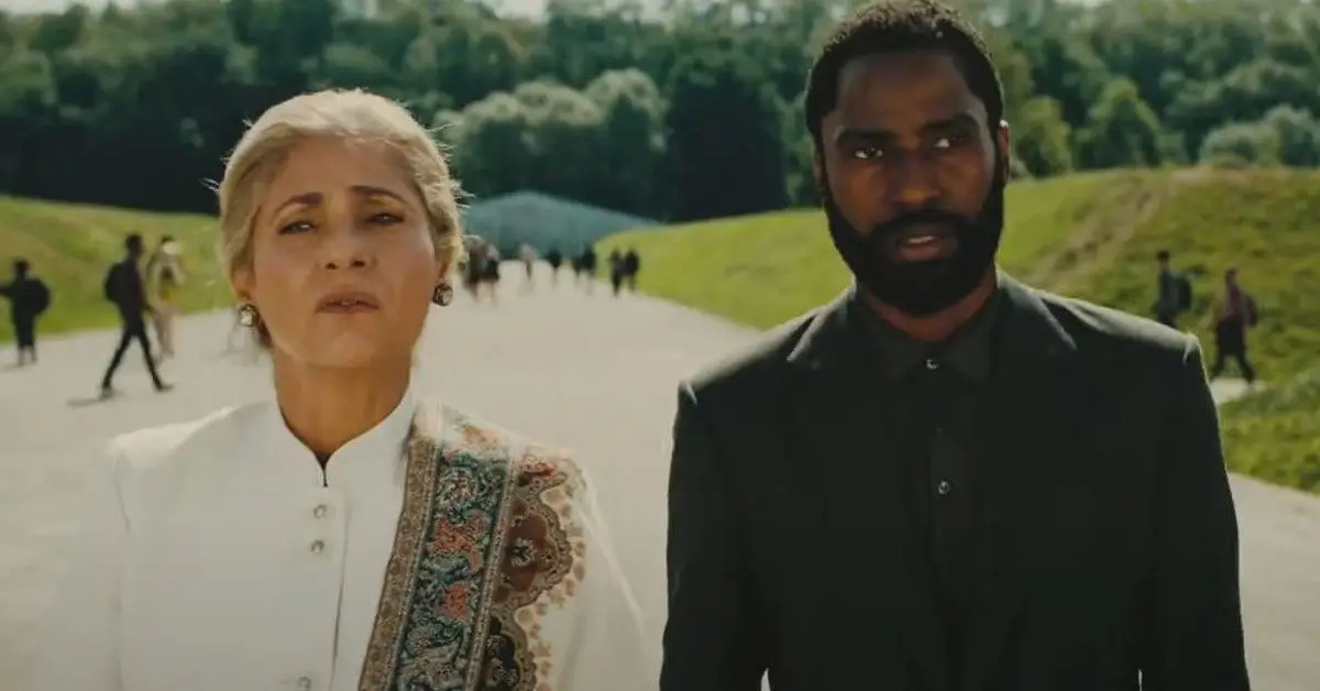 Dimple Kapadia e John David Washington in un'immagine di Tenet