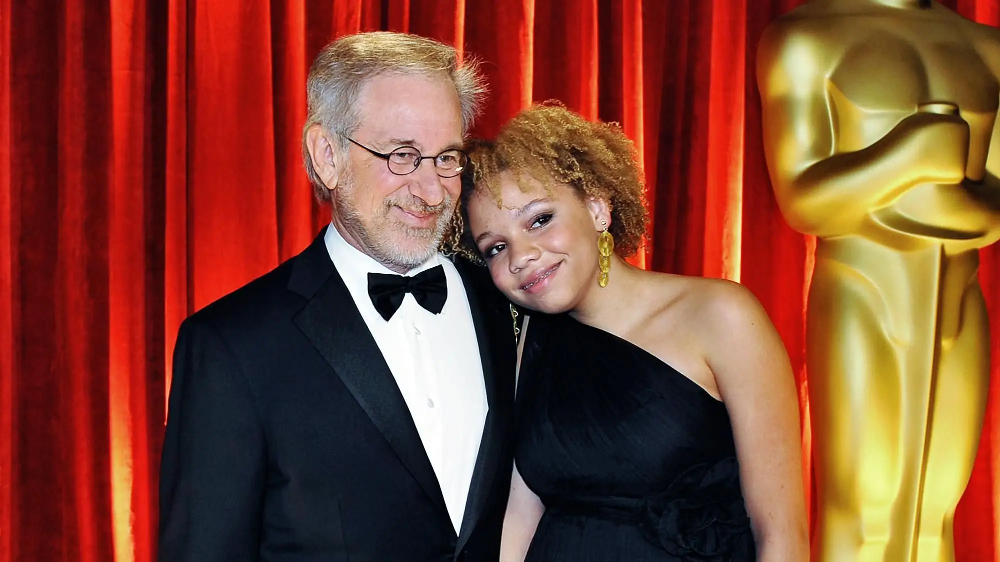 오스카 시상식에 참석한 스티븐 스필버그와 미카엘라 스필버그