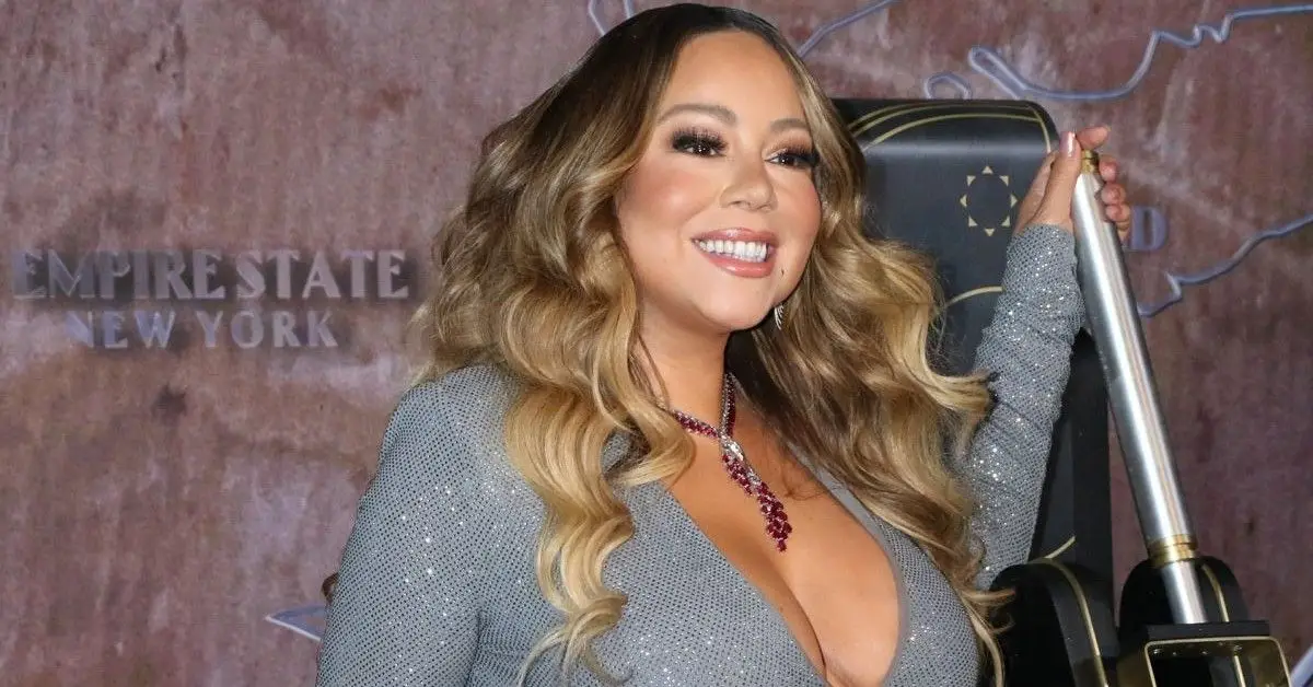 Mariah Carey fotografada iluminando o Empire State Building para o Natal