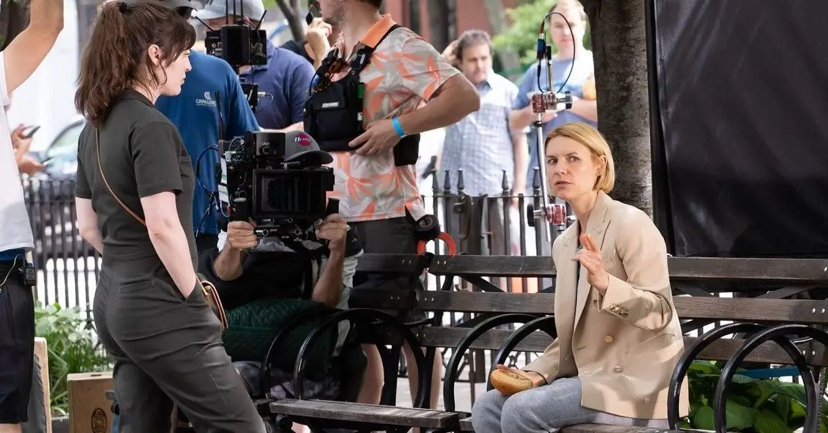 Claire Danes vista en el set de Fleishman Is In Trouble con Lizzy Caplan