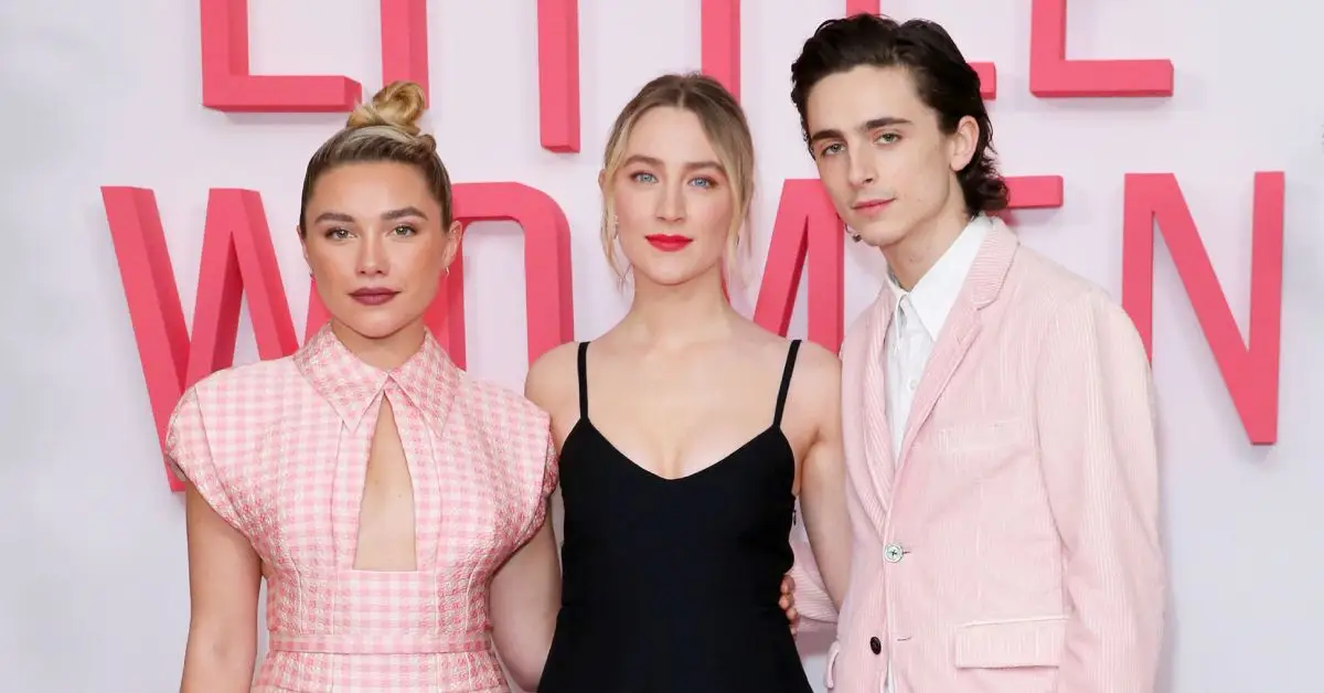 함께 포즈를 취하는 시얼샤 로넌, 티모시 샬라메, 플로렌스 퓨