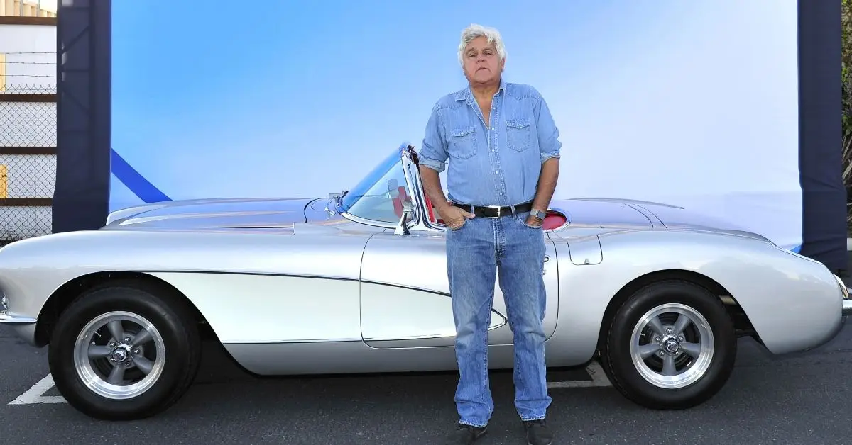Jay Leno en una fira de cotxes