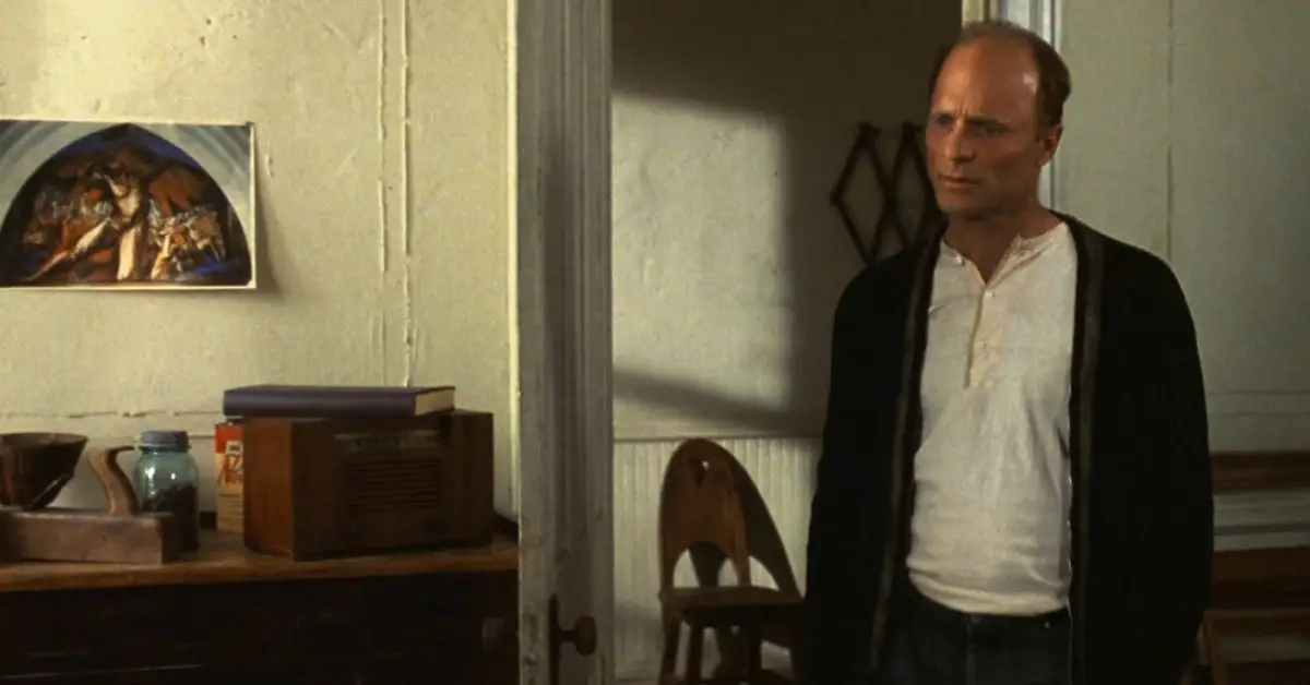 Ed Harris står i et værelse i Pollock