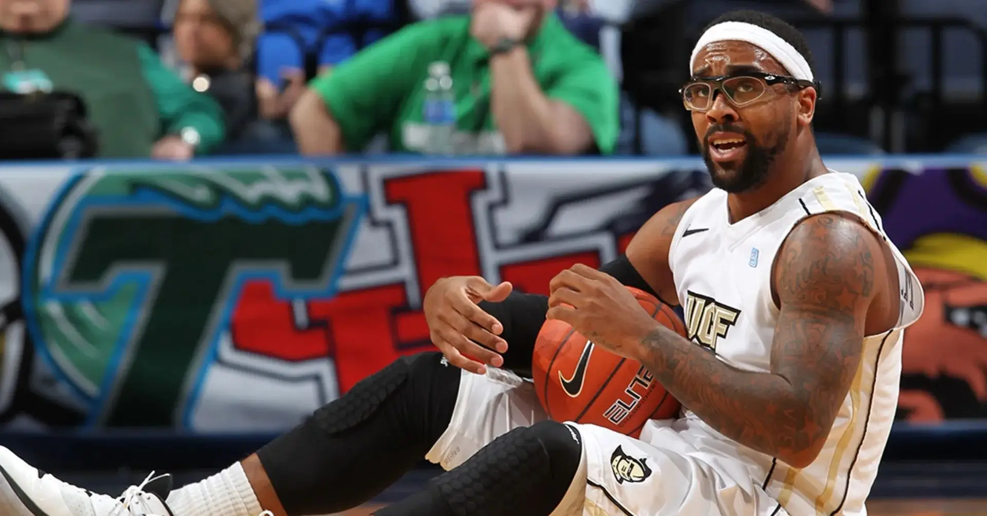 Marcus Jordan spielt Basketball