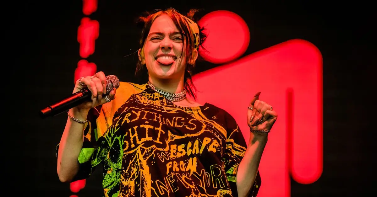 Billie Eilish vyzerá na pódiu šťastne