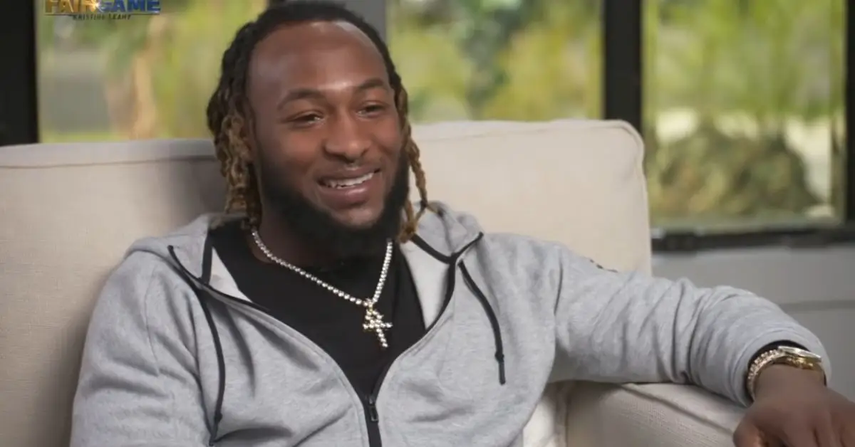 Aaron Jones lächelt