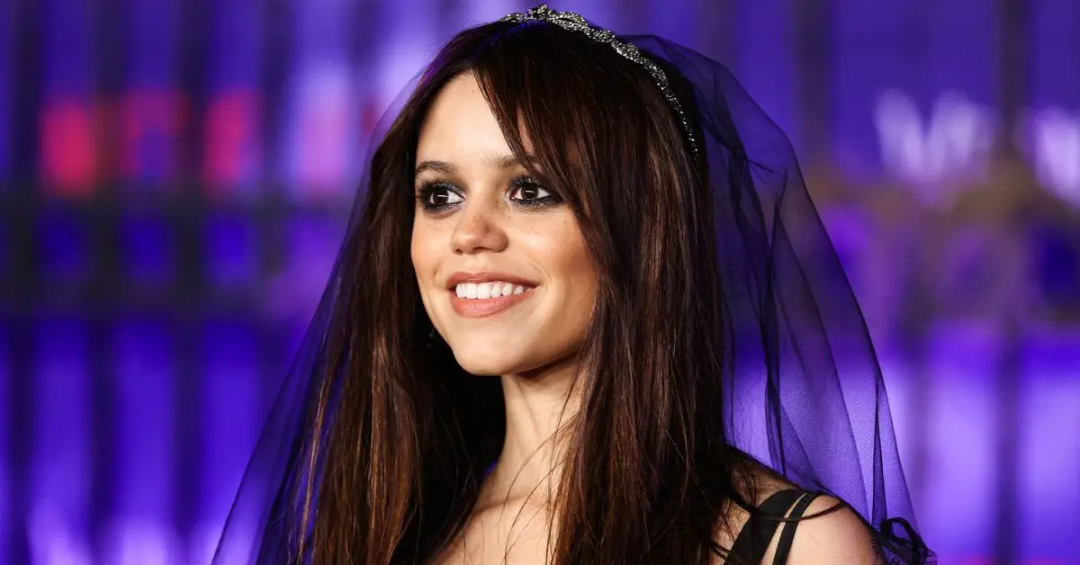 Jenna Ortega sorride indossando un velo nero