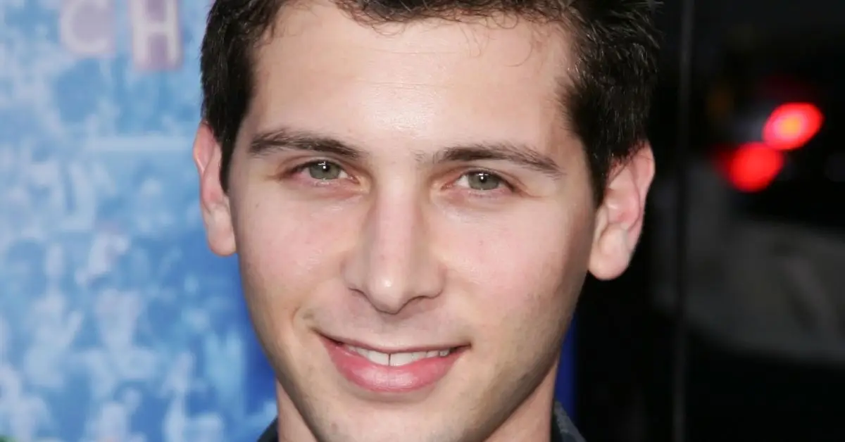 Justin Berfield lächelt bei einer Filmpremiere