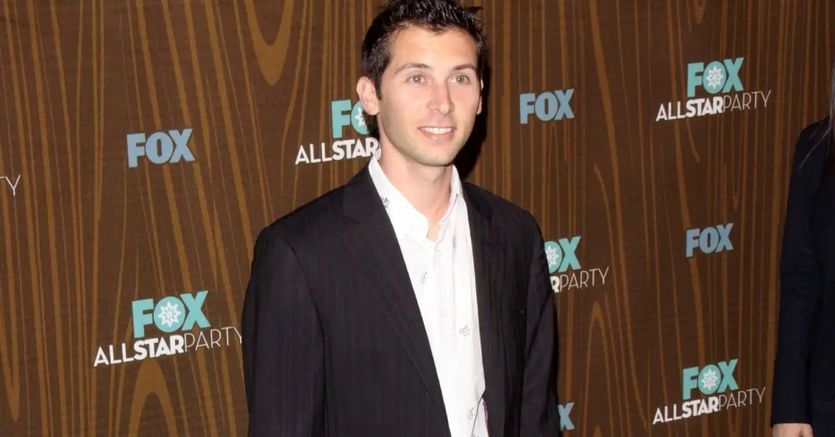 Justin Berfield steht auf dem roten Teppich