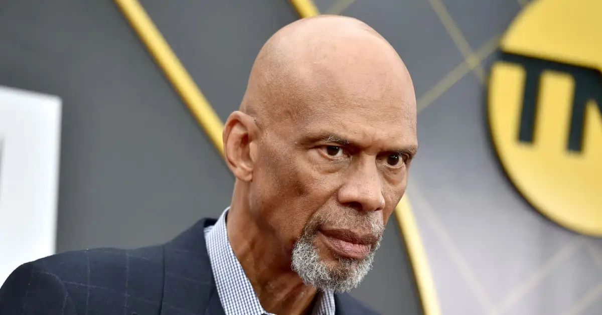 Kareem Abdul-Jabbar vyzerá naštvane