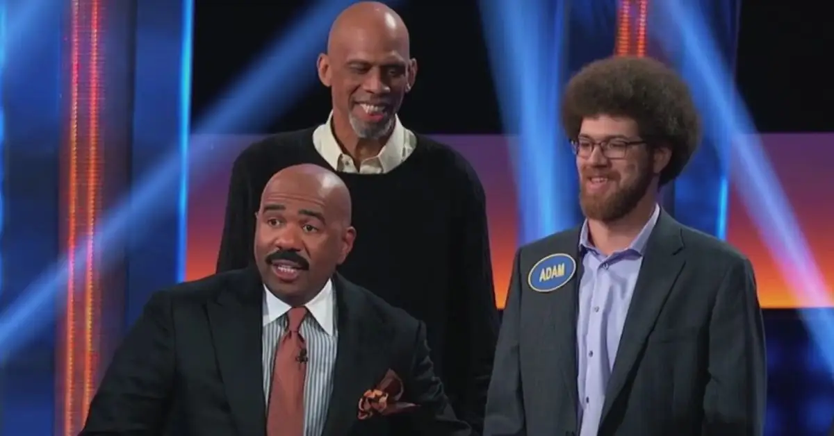 Steve Harvey, Kareem Abdul-Jabbar a Adam Abdul-Jabbar na scéne Family Feud
