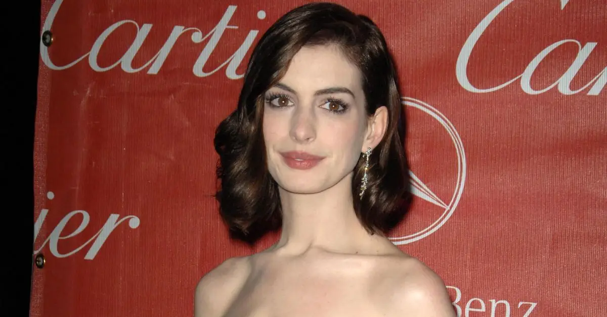 Anne Hathaway na czerwonym dywanie