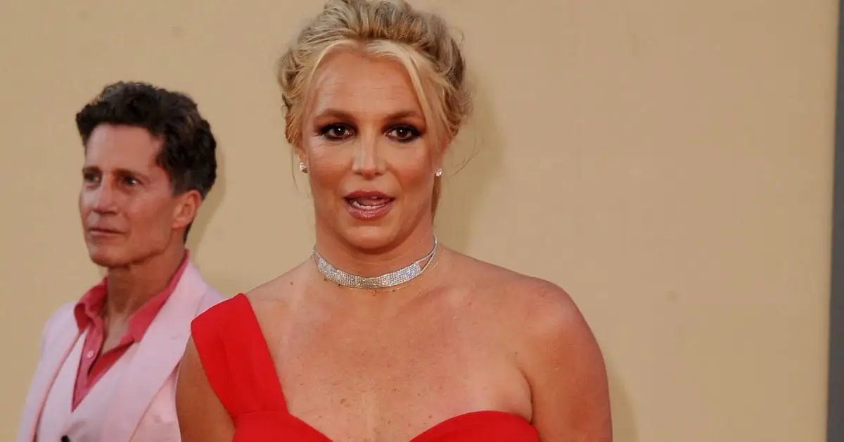 Britney Spears indossa un abito rosso