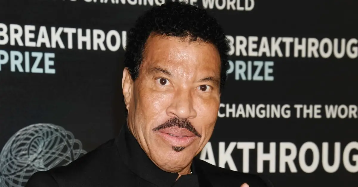 Lionel Richie participando da 9ª Cerimônia Anual do Prêmio Revelação