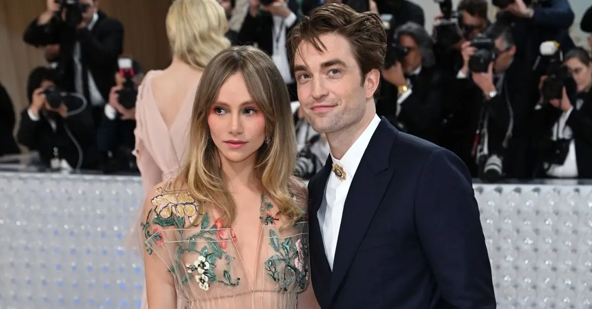 Suki Waterhouse a Robert Pattinson na červeném koberci