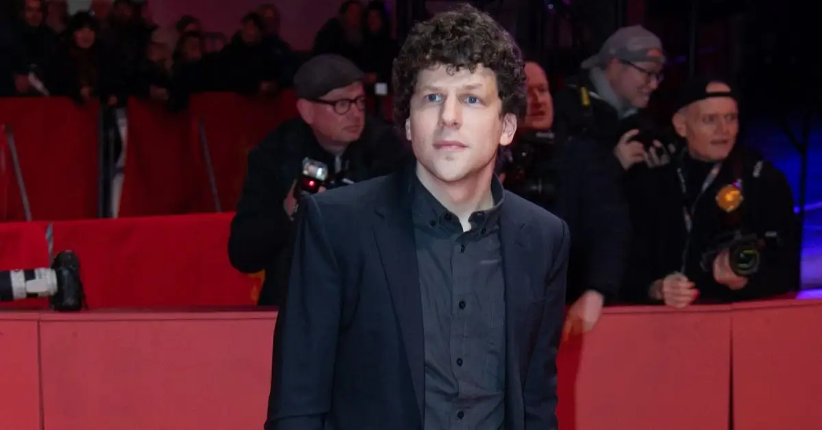 Jesse Eisenberg ser förvånad ut