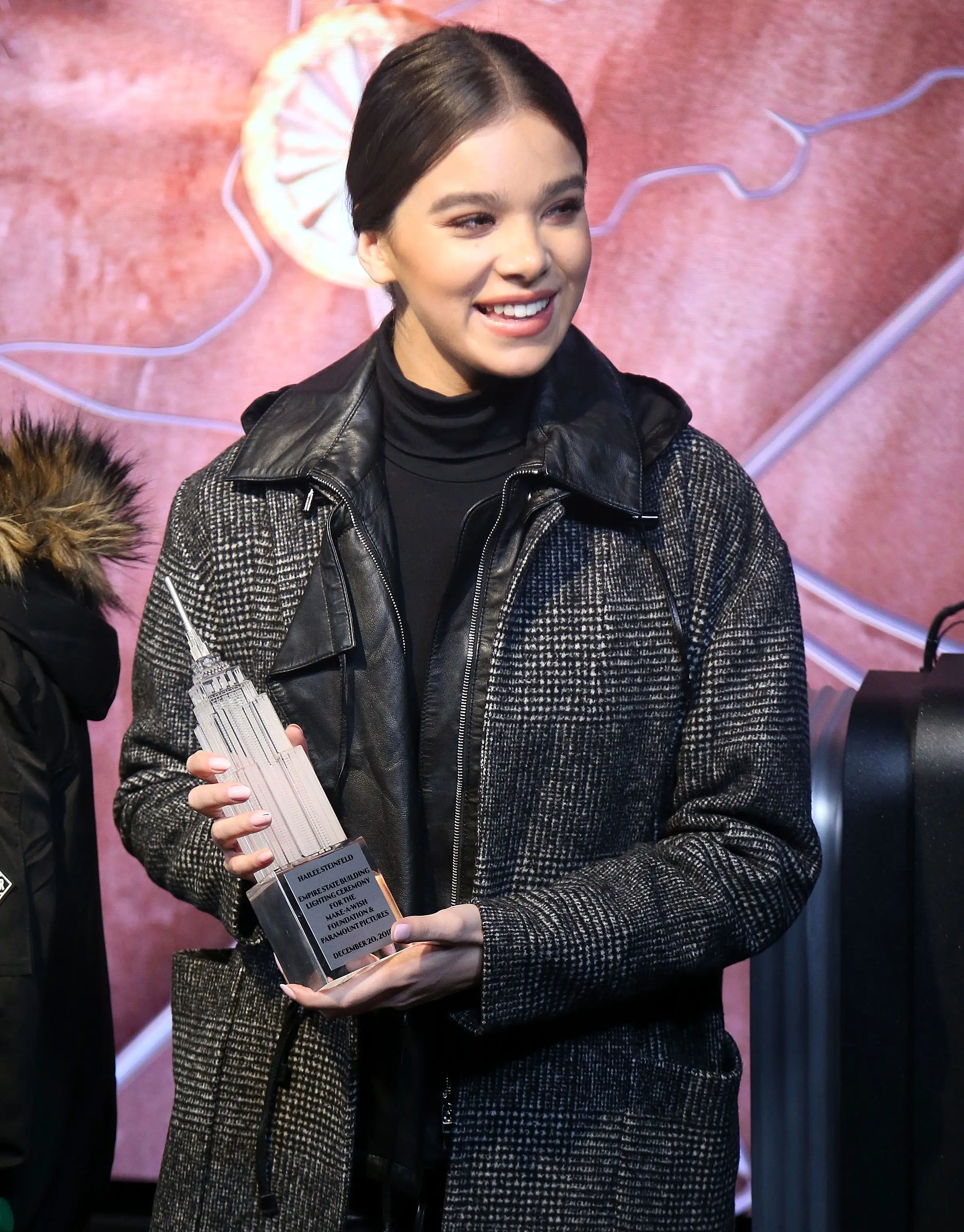 ヘイリー・スタインフェルドはどれくらい裕福ですか?トリプル脅威の価値は次のとおりです