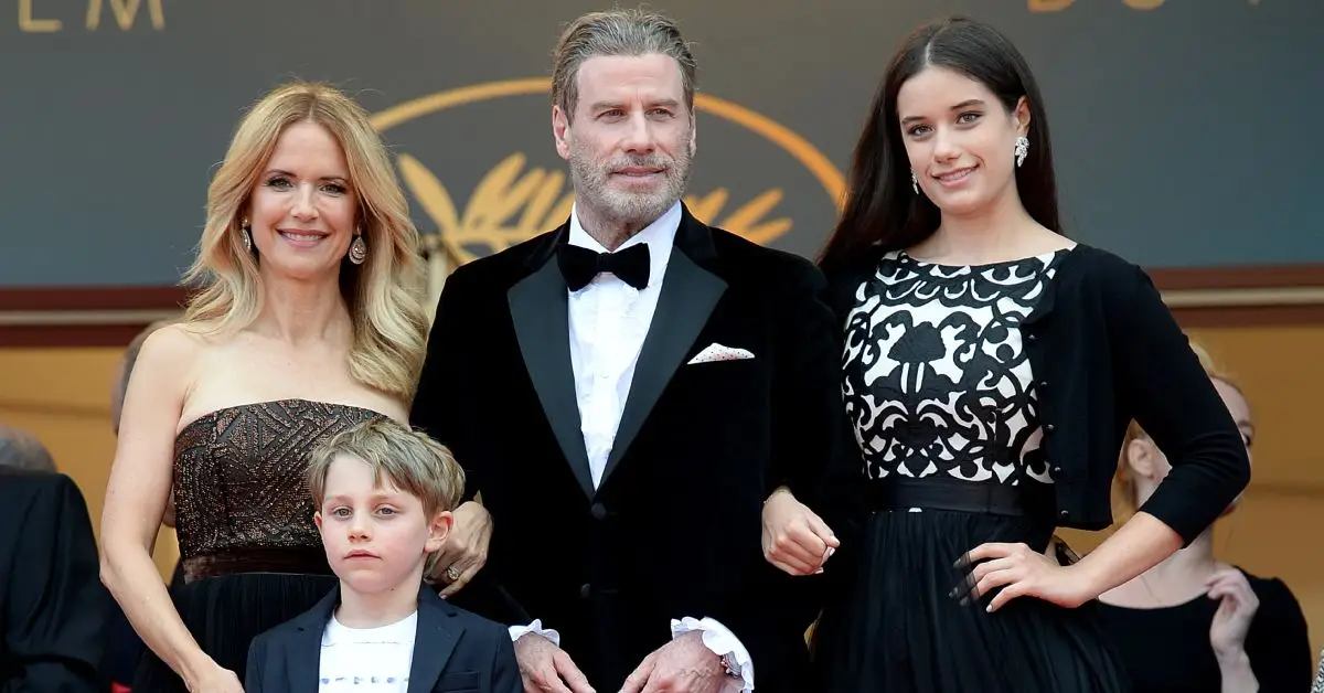 John Travolta, Kelly Preston, Ella Bleu Travolta i Benjamin Travolta a la catifa vermella