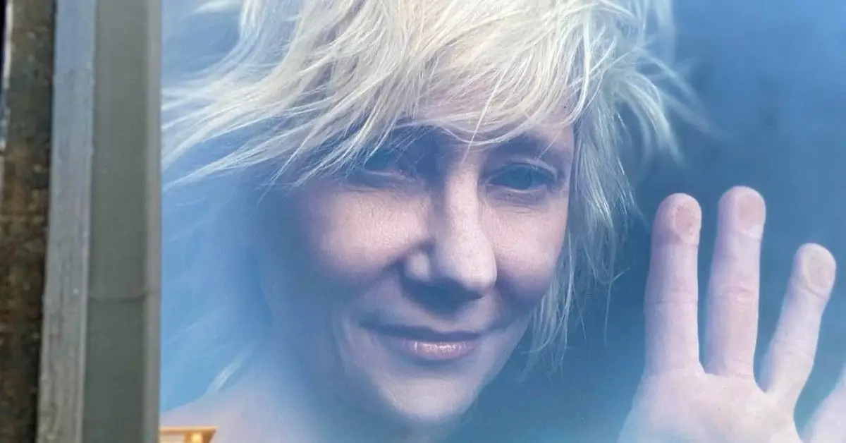 Anne Heche: 여배우의 비극적인 가족사 속으로