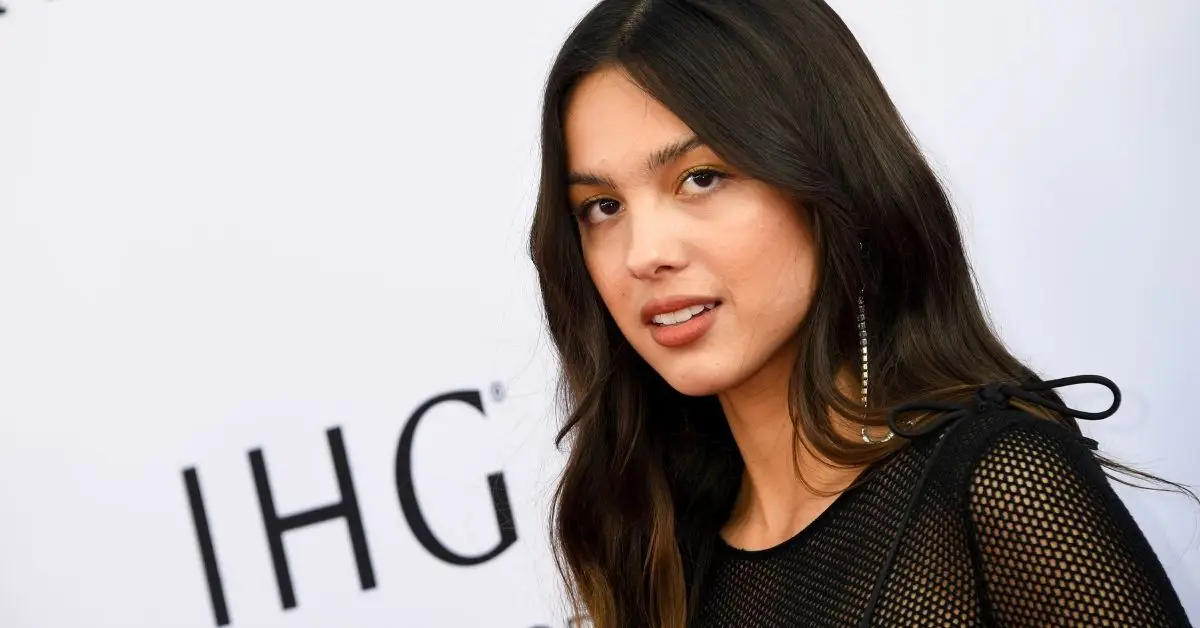 Olivia Rodrigo posa per una foto