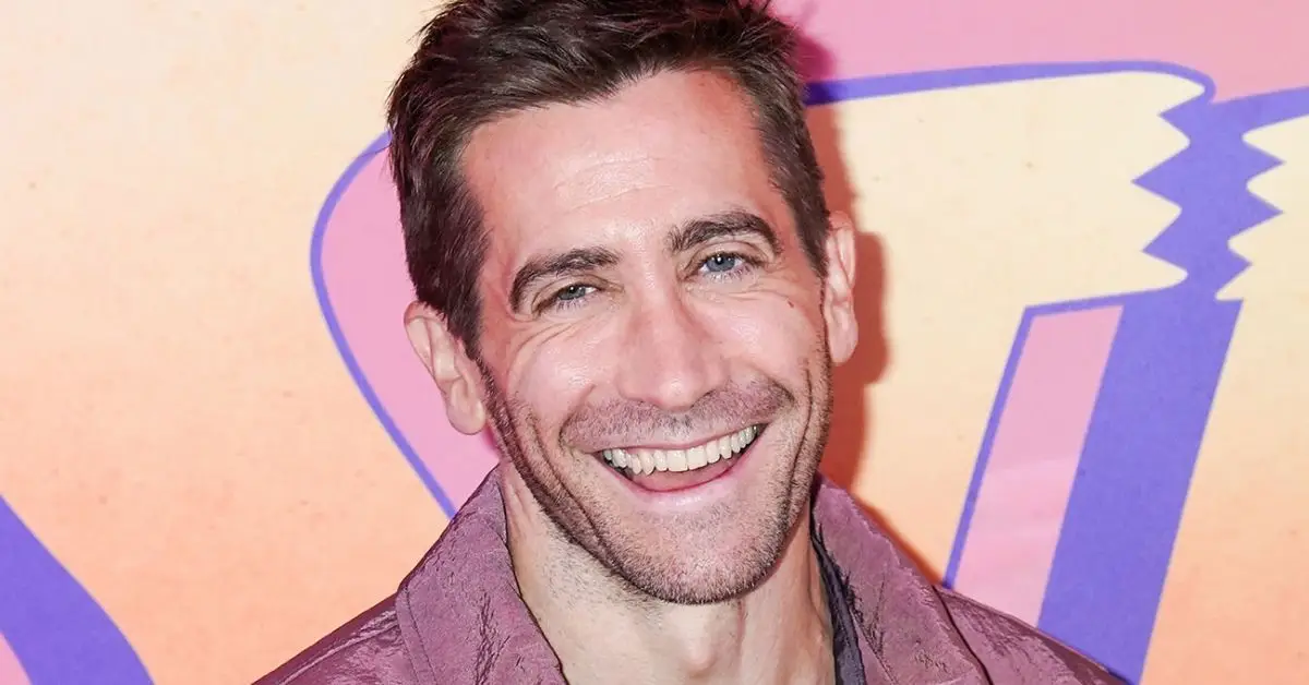 Jake Gyllenhaal smiler ved en filmpremiere